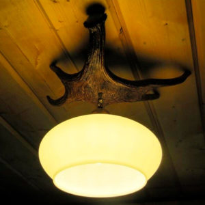 светильник потолочный из лосиного рога (2)