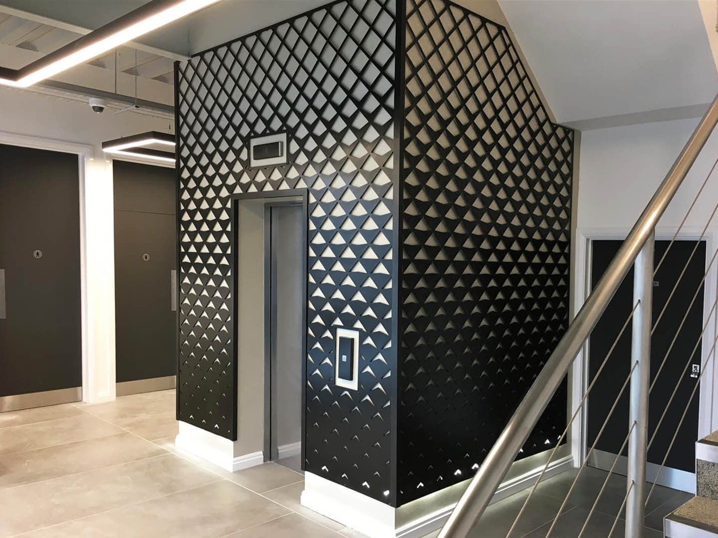 Оформление лифтового холла металлическими панелями (2)