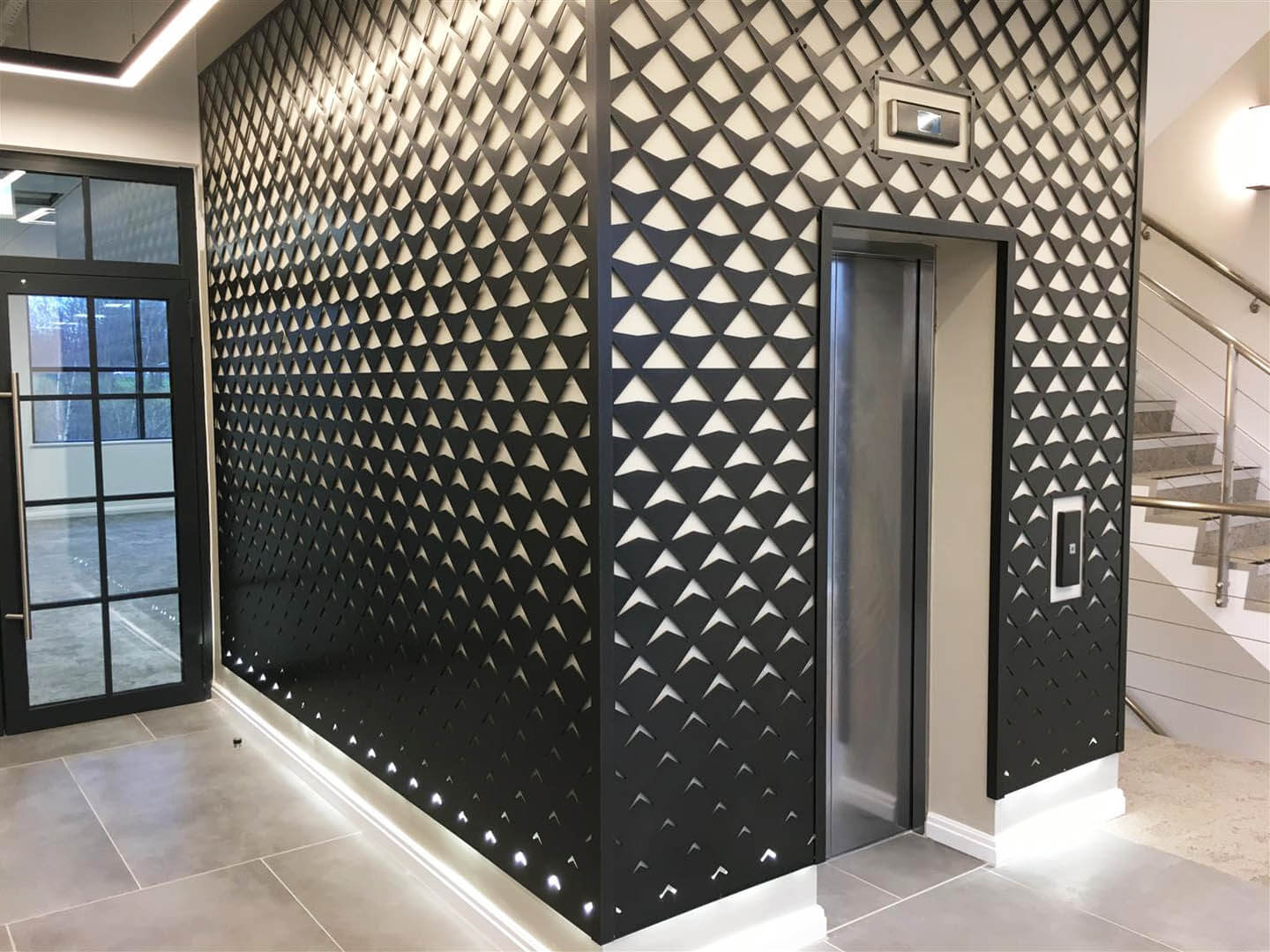 Оформление лифтового холла металлическими панелями (3)