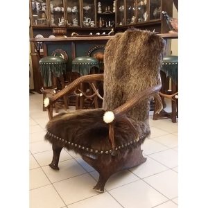 Кресло из натуральных рогов оленя и лося и натуральной шкуры медведя.