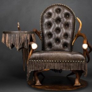 Кресло из рогов со столиком черное